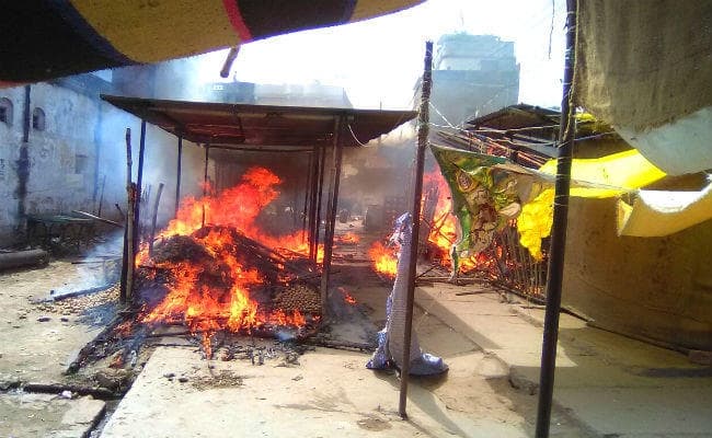 रोहतास : असामाजिक तत्वों ने नोखा थाने पर किया पथराव, बाजार में लगायी आग, चार पुलिसकर्मी जख्मी, 25 उपद्रवी गिरफ्तार
