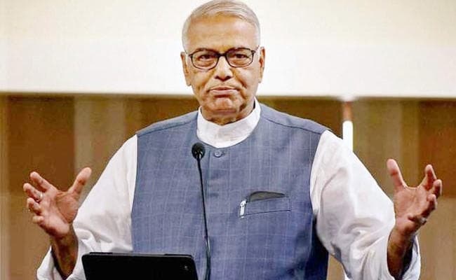 अब जम्मू-कश्मीर पर सरकार की नीतियों पर बरसे यशवंत सिन्हा, बोले, सेना को बैरकों में वापस चले जाना चाहिए
