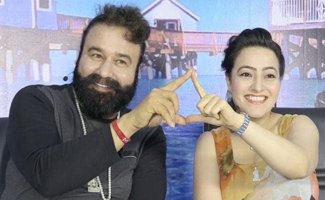 VIDEO: सामने आयी डरी सहमी हनीप्रीत, कहा -मैं और मेरे पापा निर्दोष, हमारे बीच ”पवित्र रिश्ता” VIDEO: सामने आयी डरी सहमी हनीप्रीत, कहा -मैं और मेरे पापा निर्दोष, हमारे बीच ”पवित्र रिश्ता”