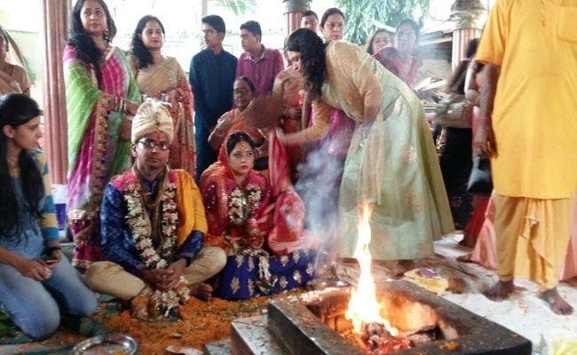 VIDEO में देखिए, सीएम नीतीश की मुहिम का असर, मोकामा के युवक ने की दहेज मुक्त शादी VIDEO में देखिए, सीएम नीतीश की मुहिम का असर, मोकामा के युवक ने की दहेज मुक्त शादी