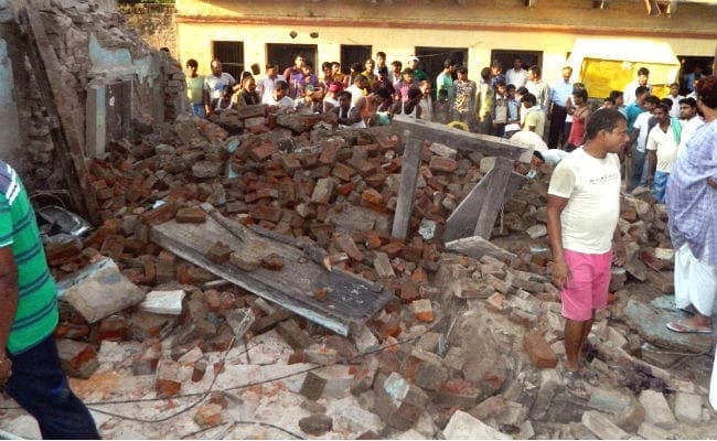 बक्सर : पटाखा व्यवसायी के घर विस्फोट से दहला डुमरांव, मकान मलबे में तब्दील, युवक के उड़ गये चिथड़े