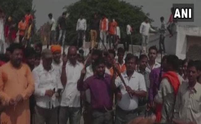 यूपी : भगवाधारियों ने कहा- हम करते रहेंगे फायरिंग सालों साल, हिम्मत है तो गिरफ्तार कर दिखाये सरकार