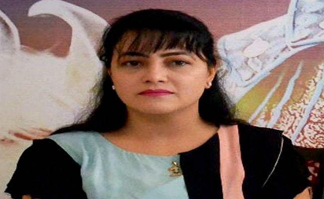 राम रहीम की राजदार हनीप्रीत इंसा को छह दिन के रिमांड पर भेजा गया, कोर्ट में हाथ जोड़कर कहा मैं निर्दोष हूं राम रहीम की राजदार हनीप्रीत इंसा को छह दिन के रिमांड पर भेजा गया, कोर्ट में हाथ जोड़कर कहा मैं निर्दोष हूं