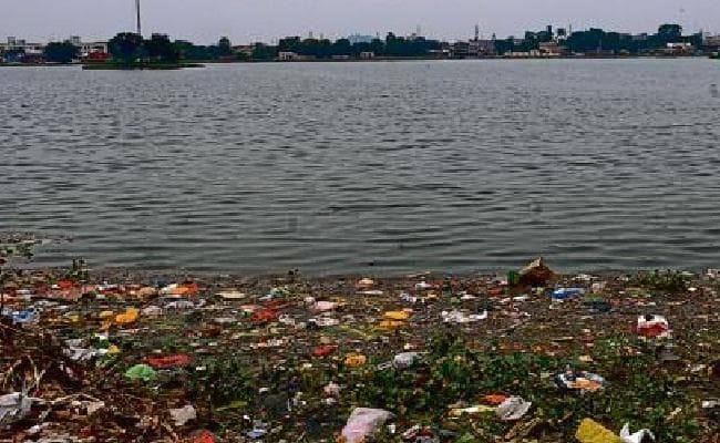 दुर्गा पूजा के बाद क्या है जलाशयों की स्थिति, दुर्गंध- गंदगी का अंबार