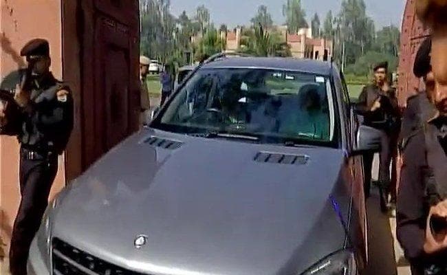 रेलवे टेंडर घोटाला मामला : जमीन के बदले होटल घोटाले में पूछताछ के लिए सीबीआई के समक्ष पेश हुए लालू