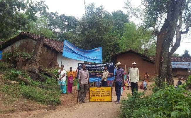 झारखंड : 1320 मेगावाट के पॉवर प्लांट के विरोध में प्रशासन के गांव में घुसने पर रोक, लगाया निषेध बोर्ड