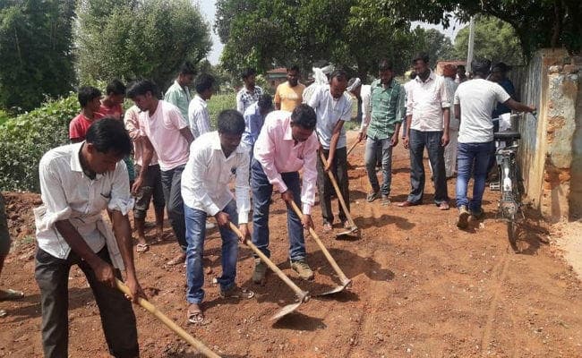 लातेहार में ग्रामीणों ने श्रमदान करके 13 किलोमीटर तक सड़क मरम्मत किया