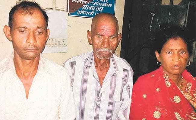 नाबालिग के साथ ले रहा था सात फेरे 45 साल के दूल्हे समेत तीन गिरफ्तार