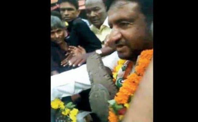 गुजरात में कांग्रेस विधायक को पहनायी जूतों की माला, VIDEO वायरल