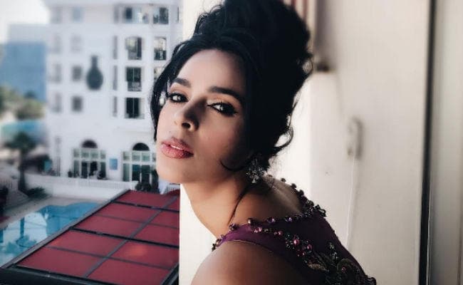 हॉट फोटो को लेकर सोशल मीडिया पर ट्रोल हुईं मल्लिका शेरावत, लोगों ने उड़ाया मजाक