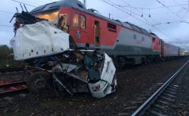 रूस में ट्रेन की चपेट में आयी बस, 19 लोगों की मौत
