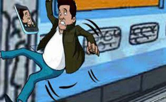 चलती ट्रेन और सेल्फी की सनक