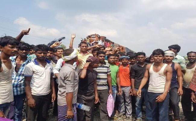बिहार के सहरसा स्टेशन पर दिल्ली जाने के लिए जुटे पांच हजार मजदूरों का फूटा गुस्सा, ट्रेनों को रोका