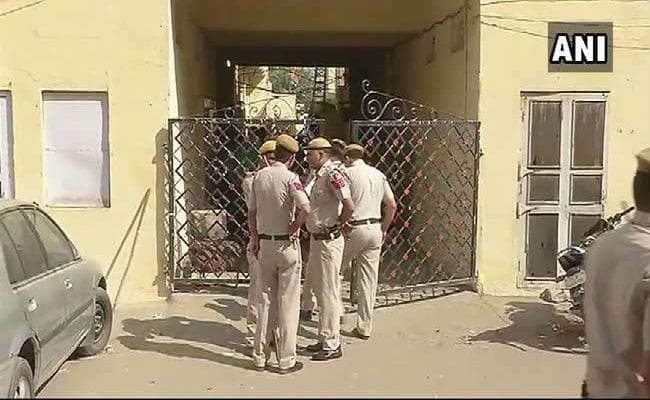 दिल्ली : एक ही परिवार के चार महिलाओं व गार्ड की हत्या, इलाके में सनसनी