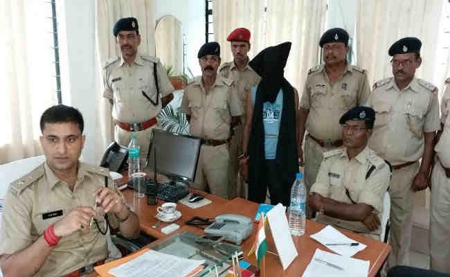 कोडरमा : लेवी वसूलने आये टीपीसी एरिया कमांडर को पुलिस ने जिंदा कारतूस के साथ दबोचा