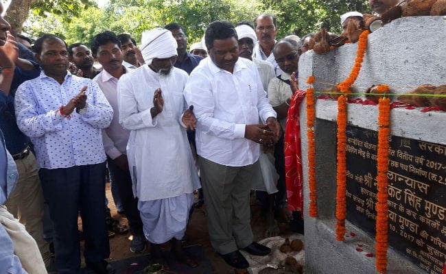 ग्रामीण विकास मंत्री नीलकंठ सिंह मुंडा ने किया पथ का शिलान्यास