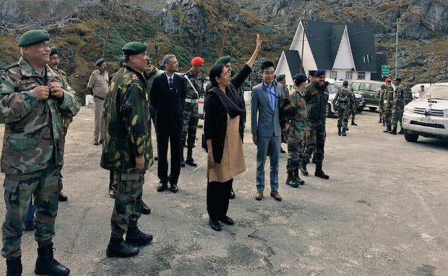 ...जब नाथुला बार्डर पर रक्षा मंत्री निर्मला सीतारमण को देख फोटो खींचने लगे चीनी सैनिक