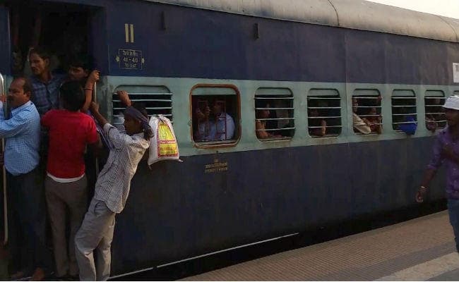 बिहार : क्षमता से चार गुना ज्यादा टिकट कटा, 3 दिनों से हजारों यात्री फंसे स्टेशन पर हालात विस्फोटक