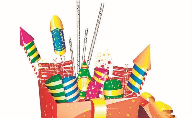 पटाखा व्यापारियों की दिवाली का ठंडा पड़ा उत्साह, भारी नुकसान की आशंका के मद्देनजर धरने पर बैठे