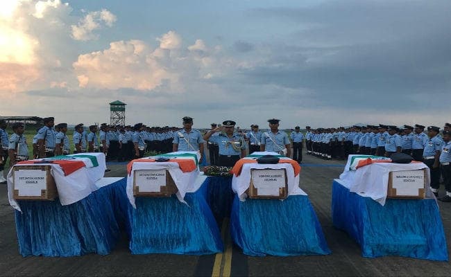 शहीदों के साथ ये कैसा सलूक ? गत्तों में लपेटकर लाये गये शहीदों का शव, सेना ने मानी गलती