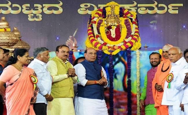 गृहमंत्री राजनाथ सिंह ने सैनिकों को दी खुली छूट, पाकिस्तान गोलीबारी करे, तो दें मुंहतोड़ जवाब गृहमंत्री राजनाथ सिंह ने सैनिकों को दी खुली छूट, पाकिस्तान गोलीबारी करे, तो दें मुंहतोड़ जवाब