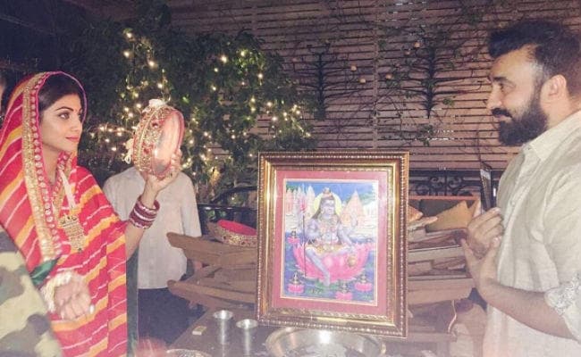 टीवी और बॉलीवुड अभिनेत्रियों ने ऐसे मनाया करवा चौथ, देखें तसवीरें