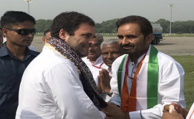 फिर गुजरात पहुंचे राहुल गांधी, मोदी पर तीखा हमला - झूठ सुन-सुन कर विकास पागल हो गया है