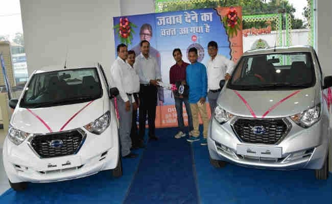 KBC के घर बैठे जीतो ''जैकपॉट'' में धनबाद के चंदन और चतरा के सुमित को मिली कार