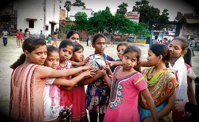 बिहार : फुटबॉल के साथ बाल विवाह को भी ‘किक’ कर रहीं बेटियां, मुस्लिम लड़कियां आयीं आगे