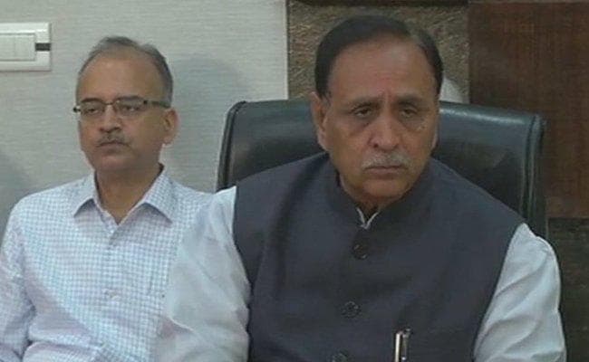 गुजरात चुनाव का असरः केंद्र ने घटायी जीएसटी, तो गुजरात ने घटाये पेट्रोल-डीजल के दाम