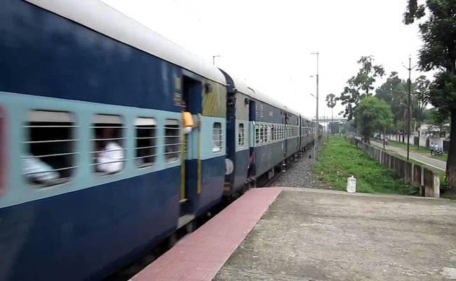 पटना के सचिवालय स्टेशन पर बिहार पुलिस के आवेदकों का हंगामा, ट्रेनों पर पथराव, शीशे टूटे