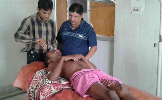 गुमला : आग से जान बची तो फांसी पर चढ़ा, पड़ोसियों ने बचाया