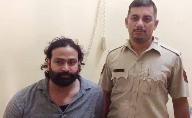 बिहार-झारखंड का गैंगस्टर अखिलेश सिंह मुठभेड़ में घायल, पत्नी के साथ गुड़गांव में पुलिस ने किया गिरफ्तार, देखें PICS