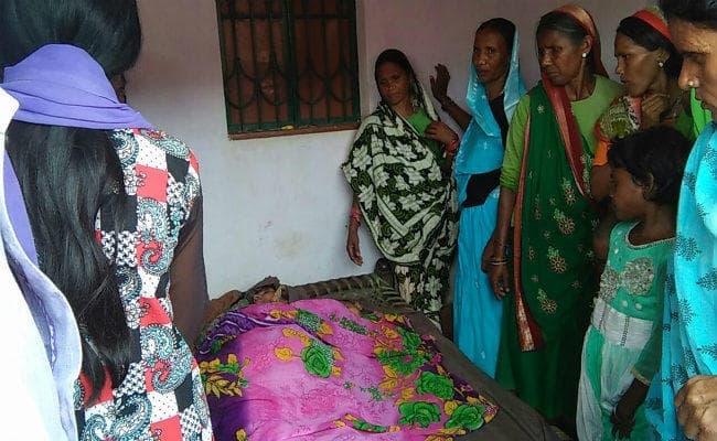 मधुपुर : कपड़ा पसारने के दौरान लगा बिजली करंट, महिला, बेटी व सास की मौत