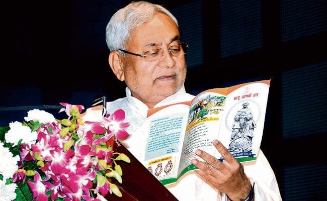 बिहार : बापू आपके द्वार की शुरुआत के बाद जब सीएम नीतीश ने बच्चों को सुनायी अंग्रेजों की कहानी