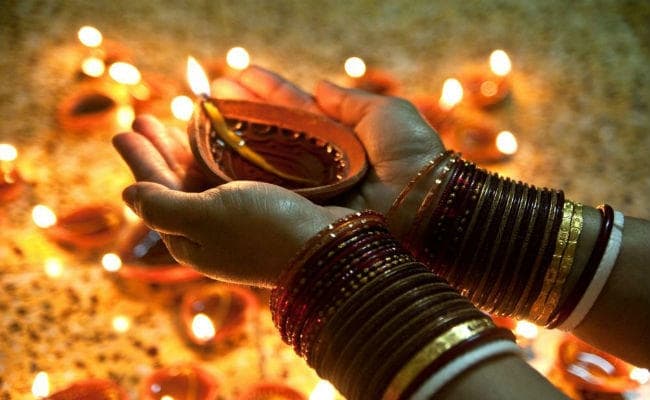जानें महालक्ष्मी को घर पर आमंत्रित करने के यह तरीके