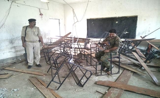 VIDEO : आधी रात को बम विस्फोट से दहले हजारीबाग के गांव, उग्रवादियों ने स्कूल में छोड़ा धमकी भरा पर्चा