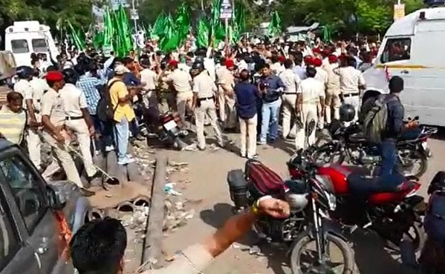 VIDEO : सृजन घोटाले के खिलाफ RJD का राजभवन मार्च, पत्थरबाजी में कई पुलिसकर्मी जख्मी