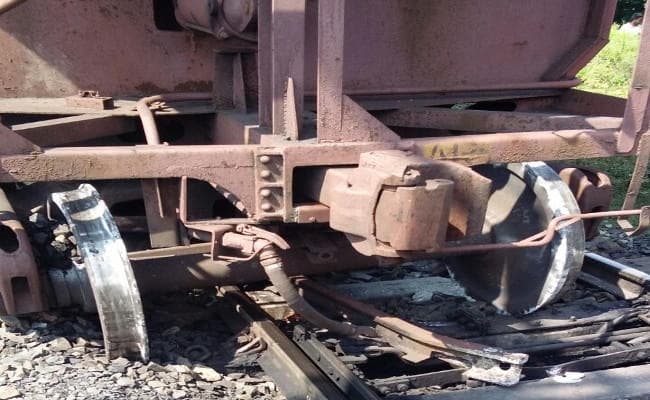 Jharkhand : दो भाग में बंट गयी एक मालगाड़ी, 40 मीटर तक क्षतिग्रस्त हुई पटरी