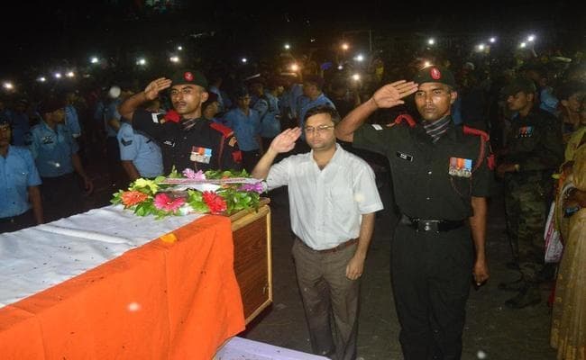 शहीद निलेश पंचतत्व में विलीन, उत्तर वाहिनी गंगा किनारे छोटे भाई ने दी मुखाग्नि, नीतीश ने की परिजनों से बात