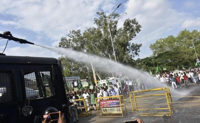 RJD के राजभवन मार्च से जुड़ी 10 बड़ी बातें, पथराव में कई पुलिसकर्मी घायल