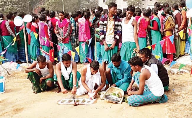 प्रकृति से ऊपर नहीं, उसका  हिस्सा हैं आदिवासी