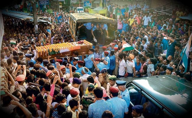 भागलपुर : शहीद जवान के अंतिम संस्कार में उमड़ी लोगों की भीड़,  परिजनों को 11 लाख देने की घोषणा