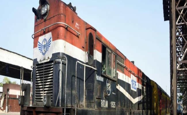 भारतीय रेलवे को मिला पहला डीजल-इलेक्ट्रिक इंजन, जानें क्या है खासियत