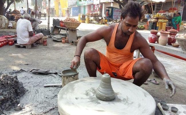 मिट्टी के दीपक रे तेरा दर्द न जाने कोय, चाइनिज झालरों और दीयों ने छीनी कुम्हारों की रोजी रोटी, देखें वीडियो