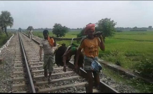 IN PICS: शर्मनाक! पुलिस ने शव उठाने के एवज में मजदूरों को पिलायी शराब, दो पुलिसकर्मी निलंबित