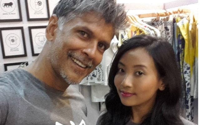 एड को लेकर विवादों में रह चुके हैं मिलिंद सोमन, अब ''छोटी'' गर्लफ्रेंड को लेकर बटोर रहे सुर्खियां...