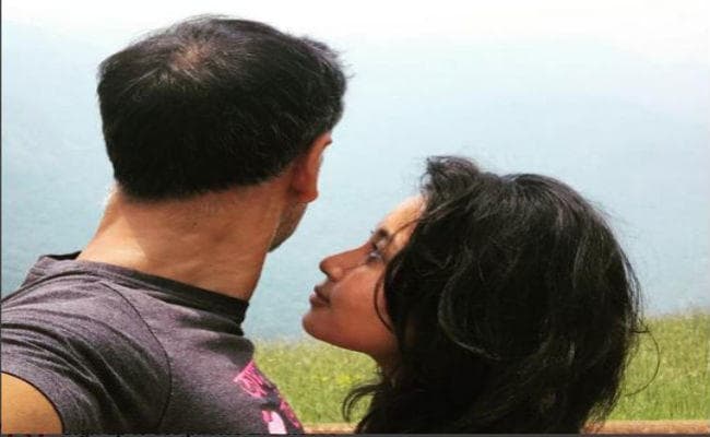 PHOTOS : 33 साल छोटी लड़की को डेट करनेवाले इस IRONMAN से लोगों ने पूछा - गर्लफ्रेंड है या बेटी...?