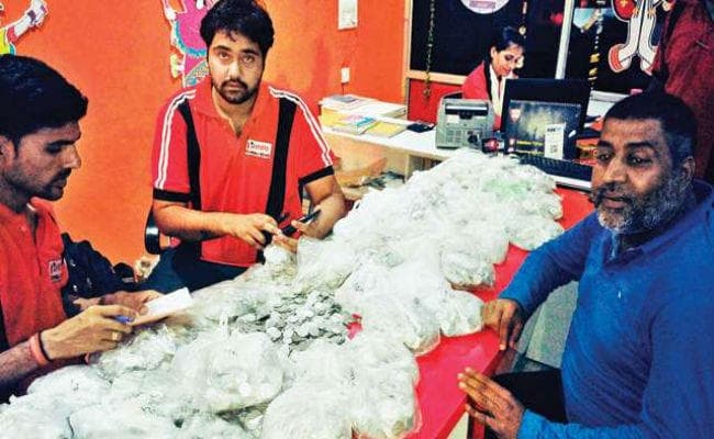 PM Modi से प्रेरित यह शख्स तीन साल की बचत के चिल्लर लेकर पहुंचा बाइक खरीदने...!