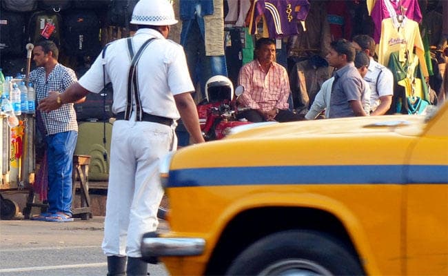 सिलीगुड़ी: वाहन रोकने पर ट्रैफिक पुलिस से भिड़े श्रमिक, इंस्पेक्टर को जड़ा थप्पड़